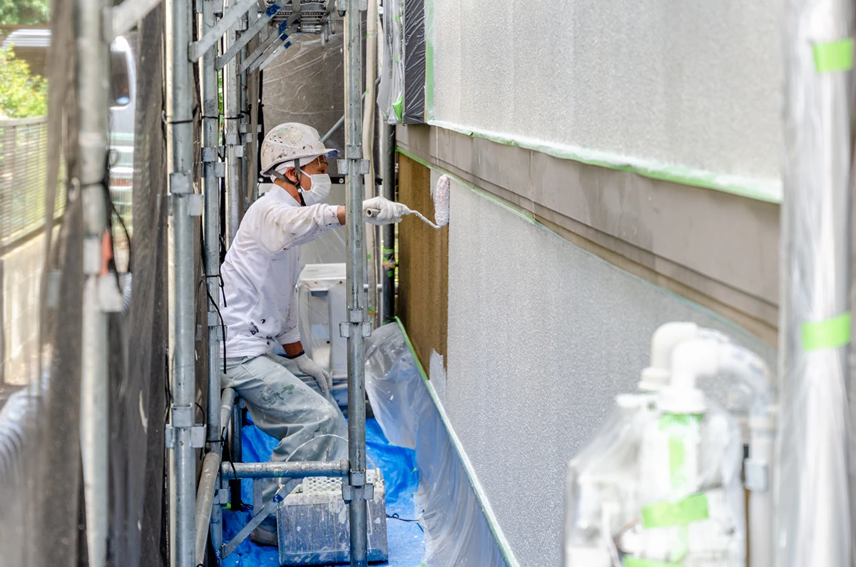 外壁塗装作業中の職人