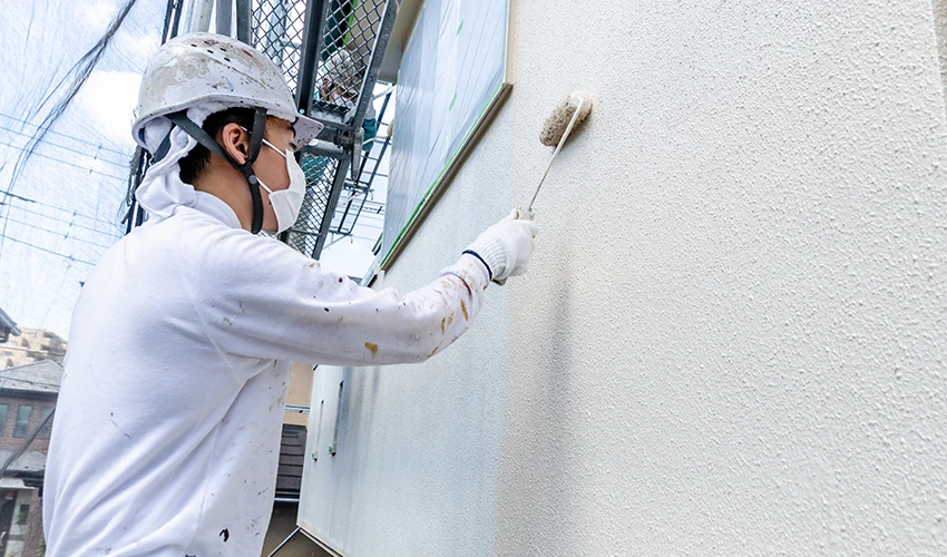 プロの外壁塗装作業