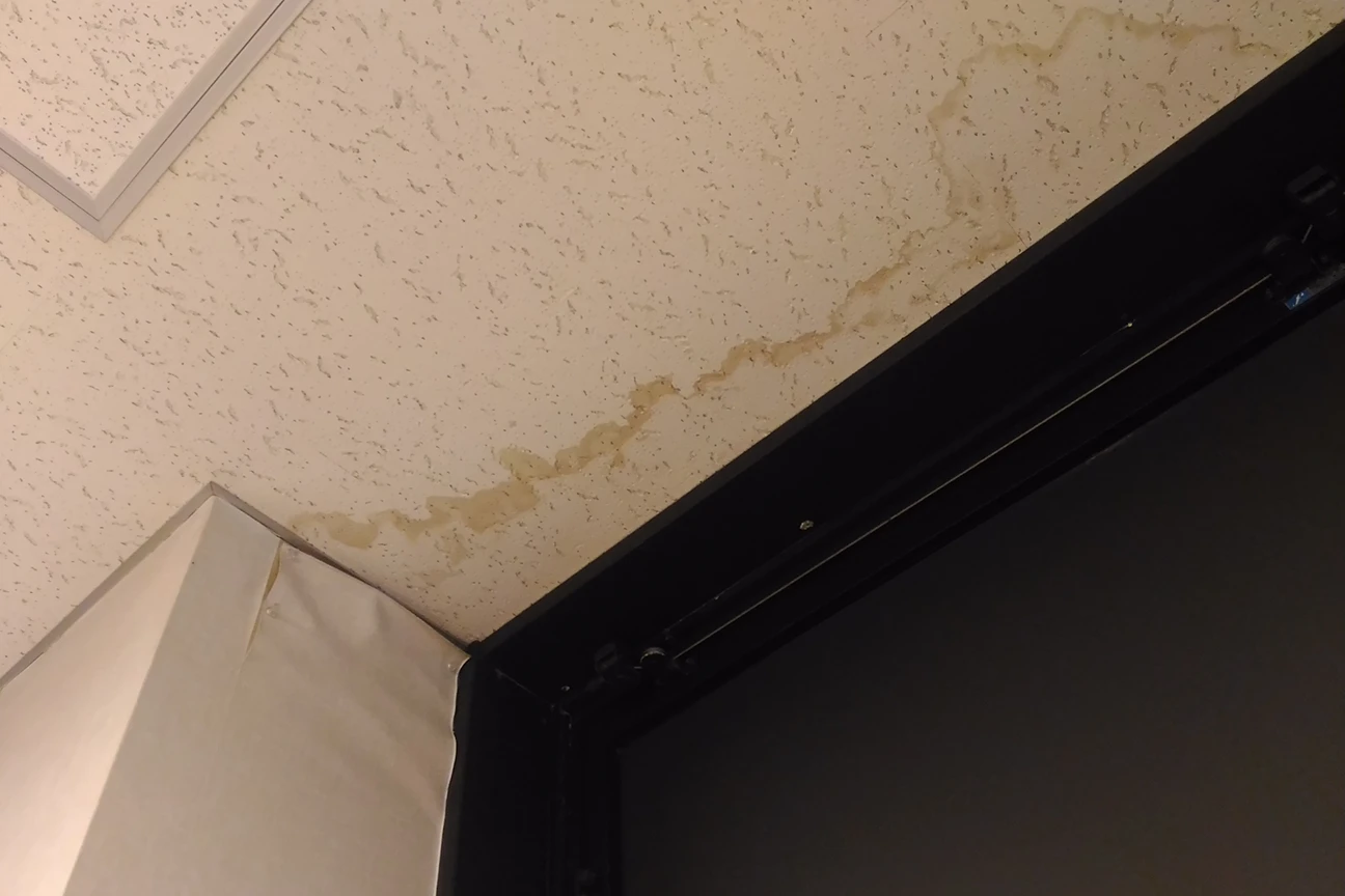 雨漏りによる室内の深刻な被害状況