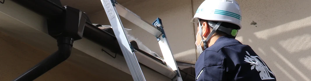 専門的な外壁診断の様子