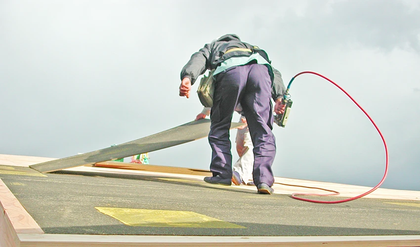 屋根の修理作業
