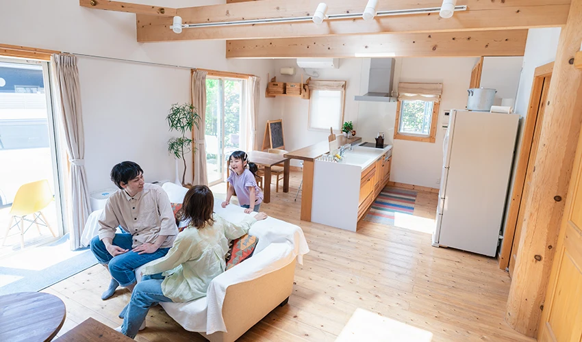 幸せな家族と住宅