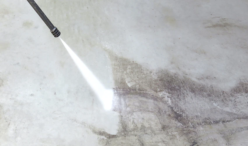 高圧洗浄による外壁の下地処理