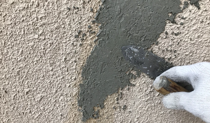 丁寧な下地処理作業