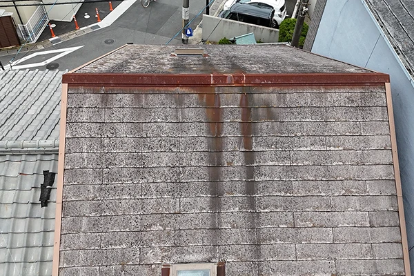 施工前：劣化した古い屋根材