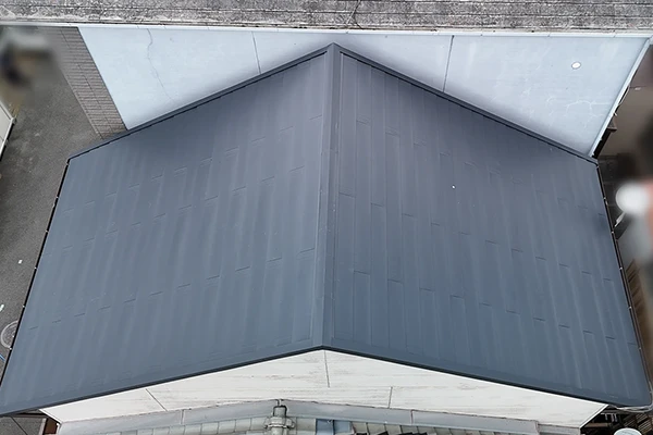 施工後：新しいガルバリウム鋼板の屋根