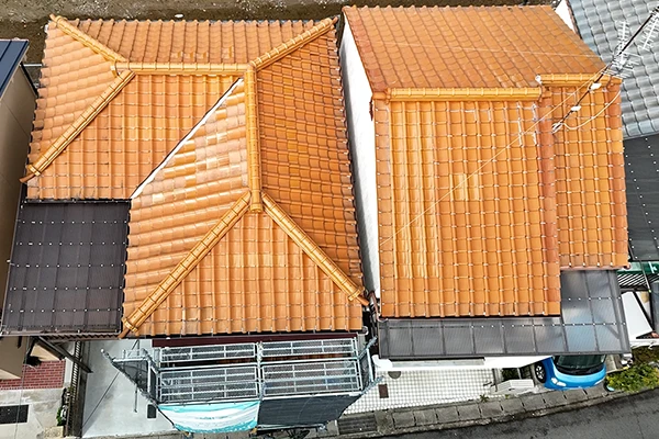 ひび割れや色褪せた屋根