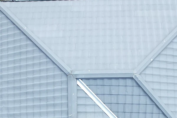 施工前：屋根の板金が錆びている