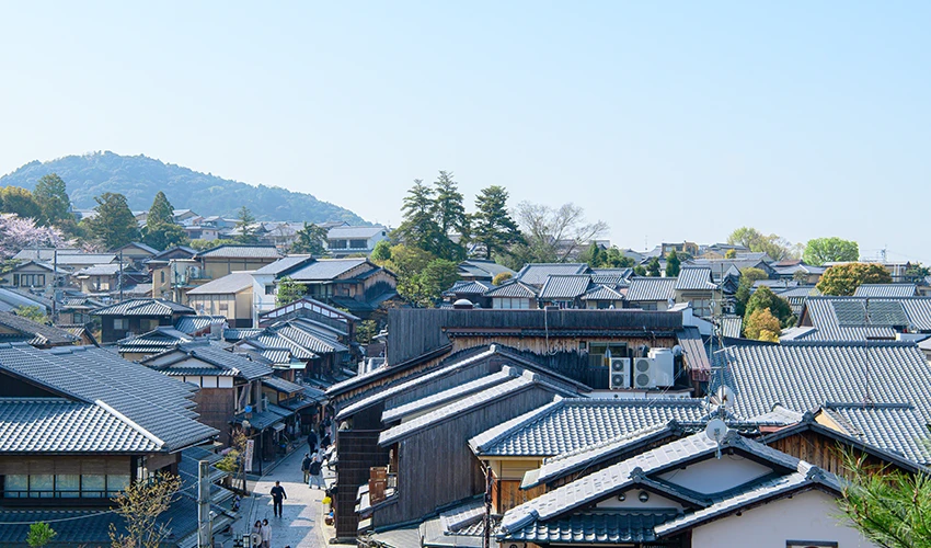 京都の伝統的な屋根と盆地の風景