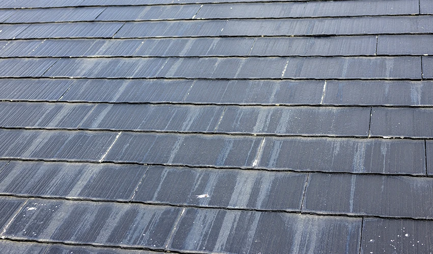 経年劣化した屋根のクローズアップ