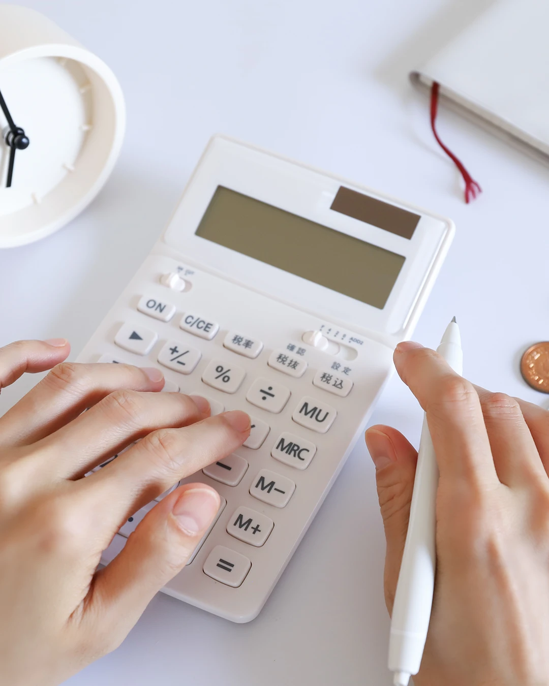 書類と電卓による計算イメージ