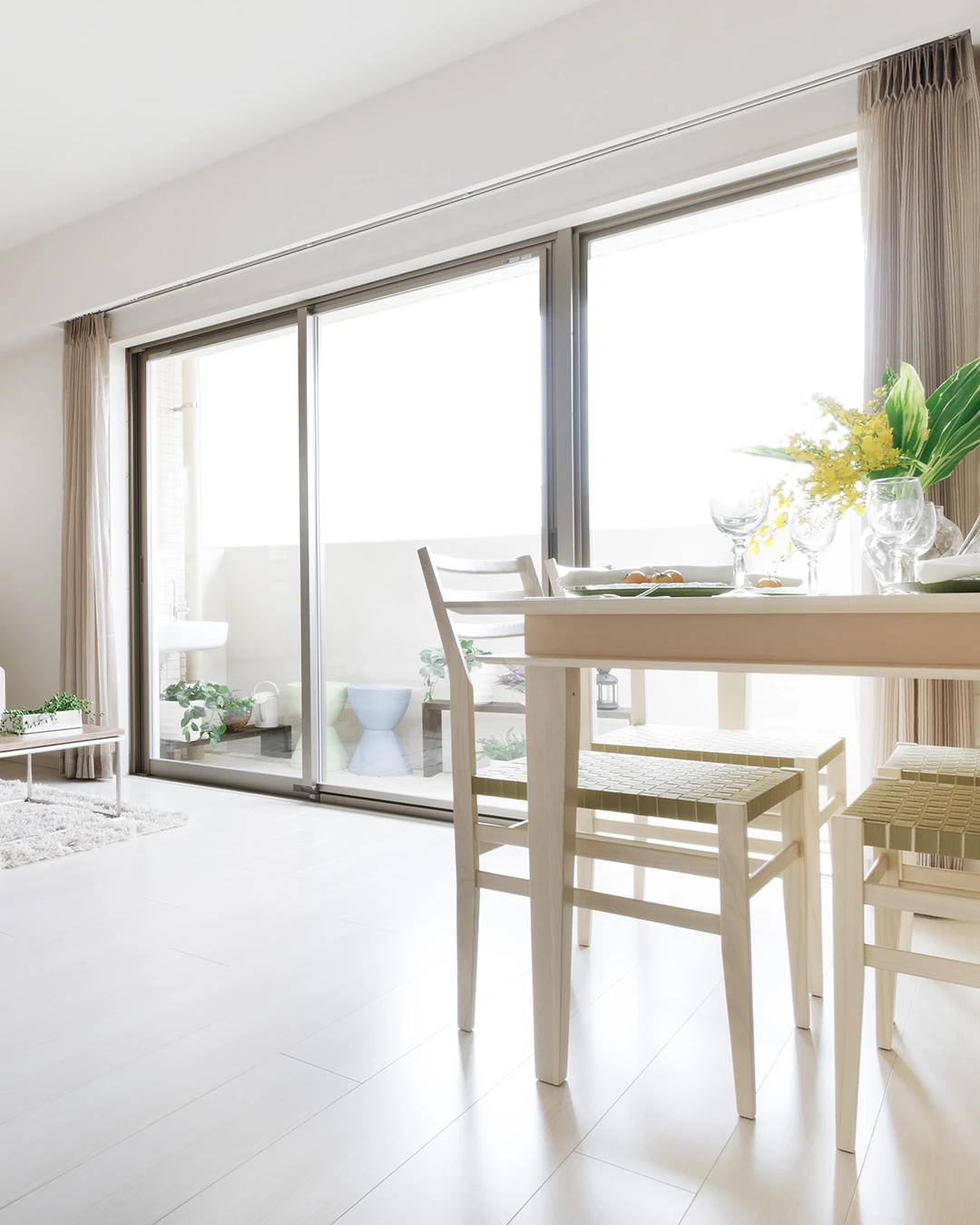 明るいリビングルームの大きな窓