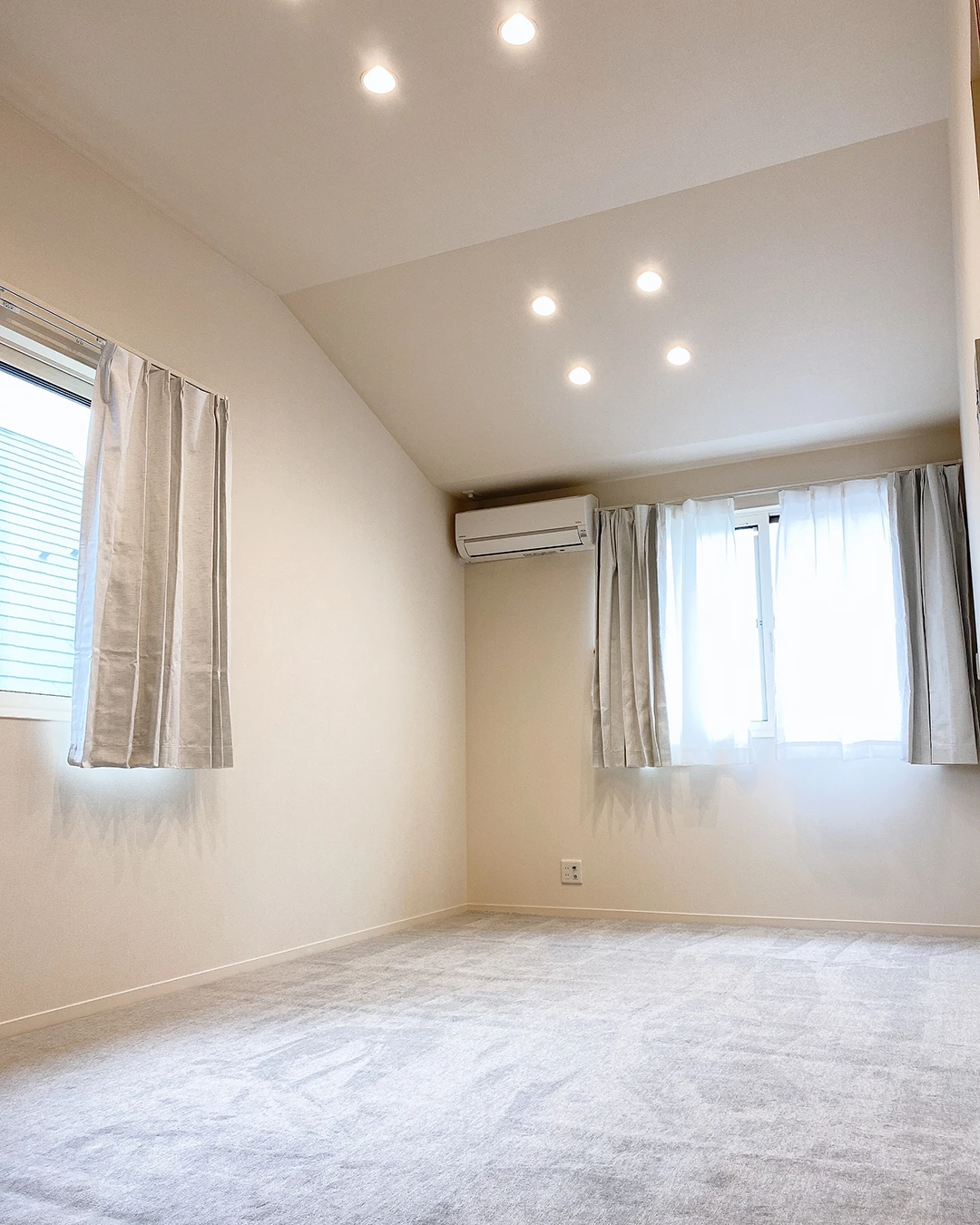 明るい窓のある部屋