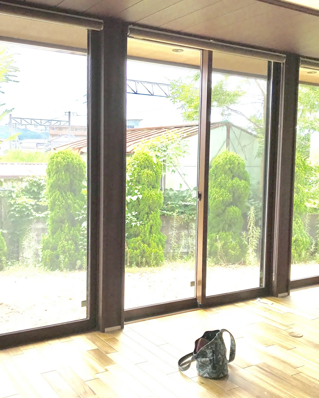 大きな窓から光が差し込むモダンな室内