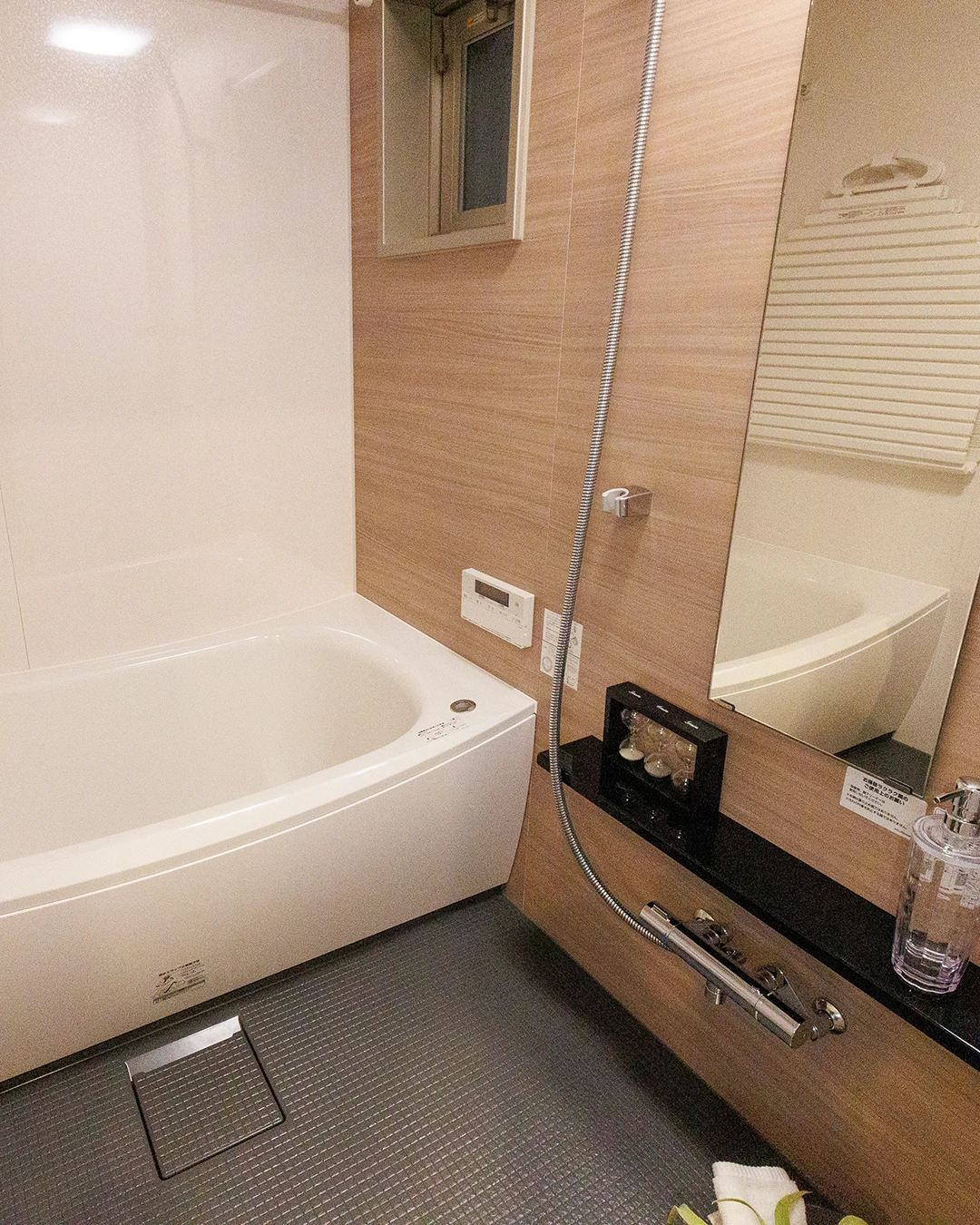 モダンで清潔感のあるバスルーム