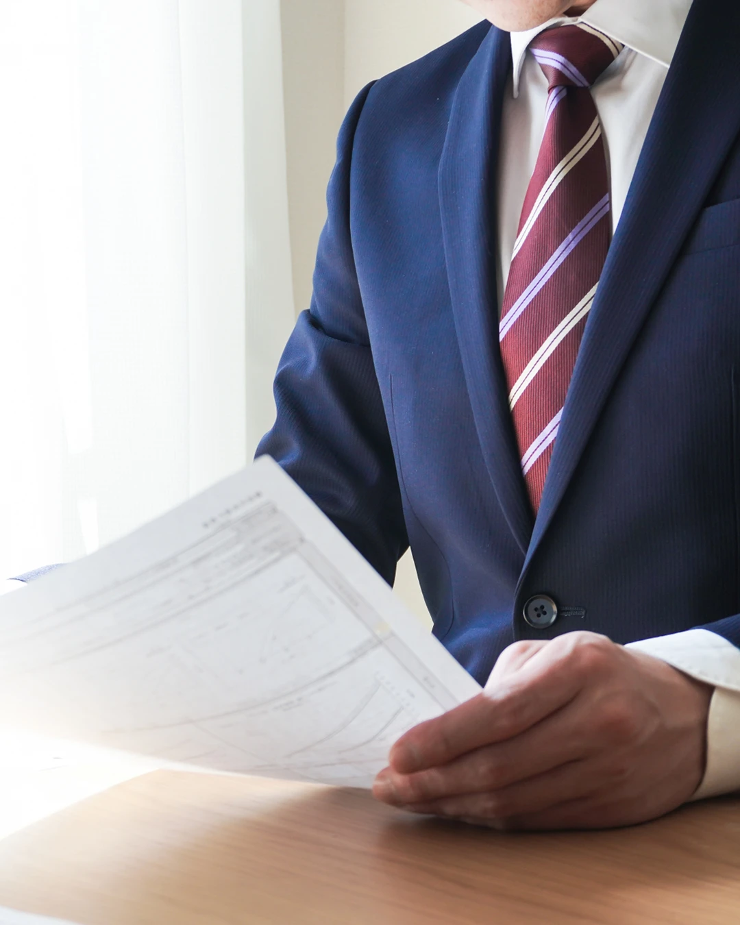 書類を確認するビジネスパーソン